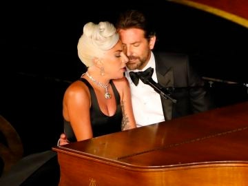 Lady Gaga y Bradley Cooper actuando en los Oscar 2019