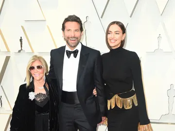 Bradley Cooper e Irina Shayk, junto a la madre del actor Gloria Campano Bradley Cooper e Irina Shayk, junto a la madre del actor Gloria Campano