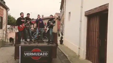 "En mi pueblo se está como Dios' el rock que se ha hecho viral reivindicando el orgullo rural "En mi pueblo se está como Dios' el rock que se ha hecho viral reivindicando el orgullo rural