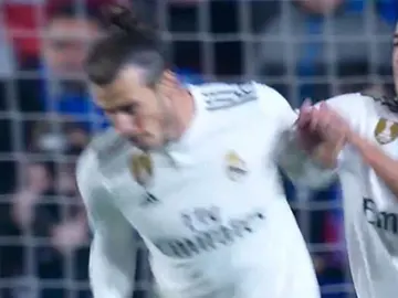 El gesto de Bale apartando a Lucas Vázquez El gesto de Bale apartando a Lucas Vázquez