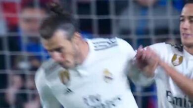Gareth Bale aparta a Lucas Vázquez tras marcar de penalti contra el Levante