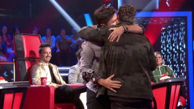 El piropo de Pablo López a Antonio Orozco con el que le deja mudo tras intercambiarse los sillones en ‘La Voz’