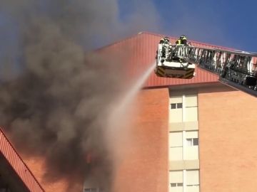 Un hombre y sus dos perros fallecen en un incendio en un piso de Vallecas