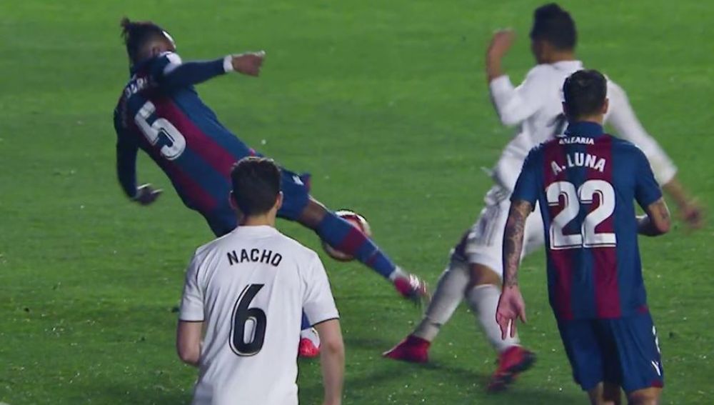 La polémica jugada del penalti pitado sobre Casemiro