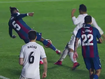 La polémica jugada del penalti pitado sobre Casemiro La polémica jugada del penalti pitado sobre Casemiro