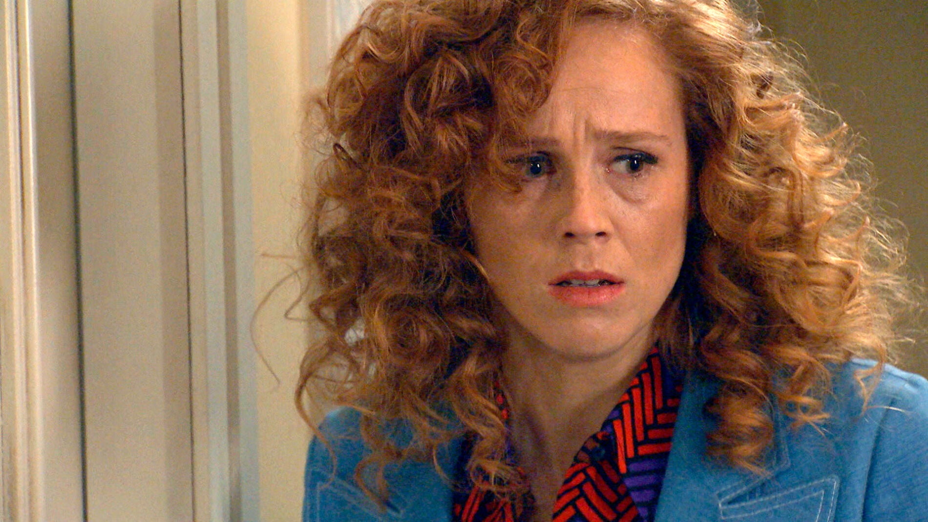 Natalia cae en la trampa de Gabriel sorprendiendo a Carlos y Carolina haciendo el amor