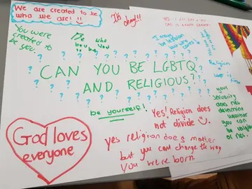 Mural de unos niños sobre la religión y la sexualidad Mural de unos niños sobre la religión y la sexualidad