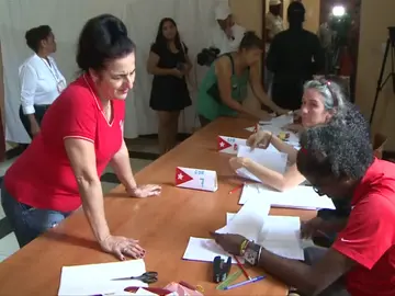 Cuba vota una nueva Constitución con reformas pero sin renunciar al comunismo Cuba vota una nueva Constitución con reformas pero sin renunciar al comunismo