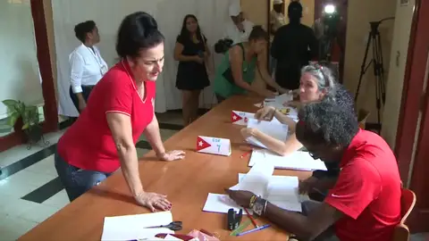 Cuba vota una nueva Constitución con reformas pero sin renunciar al comunismo Cuba vota una nueva Constitución con reformas pero sin renunciar al comunismo