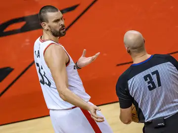 Marc Gasol dialoga con un árbitro Marc Gasol dialoga con un árbitro