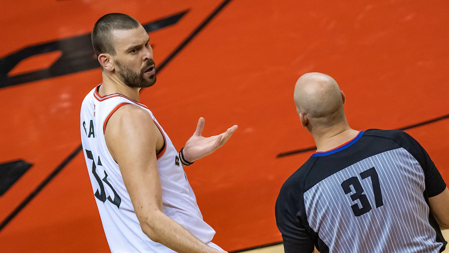 Marc Gasol dialoga con un árbitro Marc Gasol dialoga con un árbitro