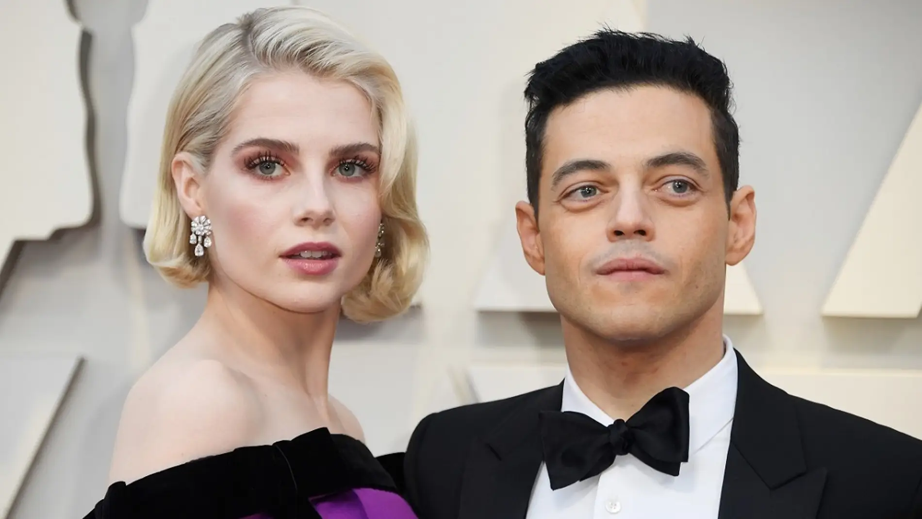 Lucy Boynton y Rami Malek posan en la alfombra de los Oscar 2019