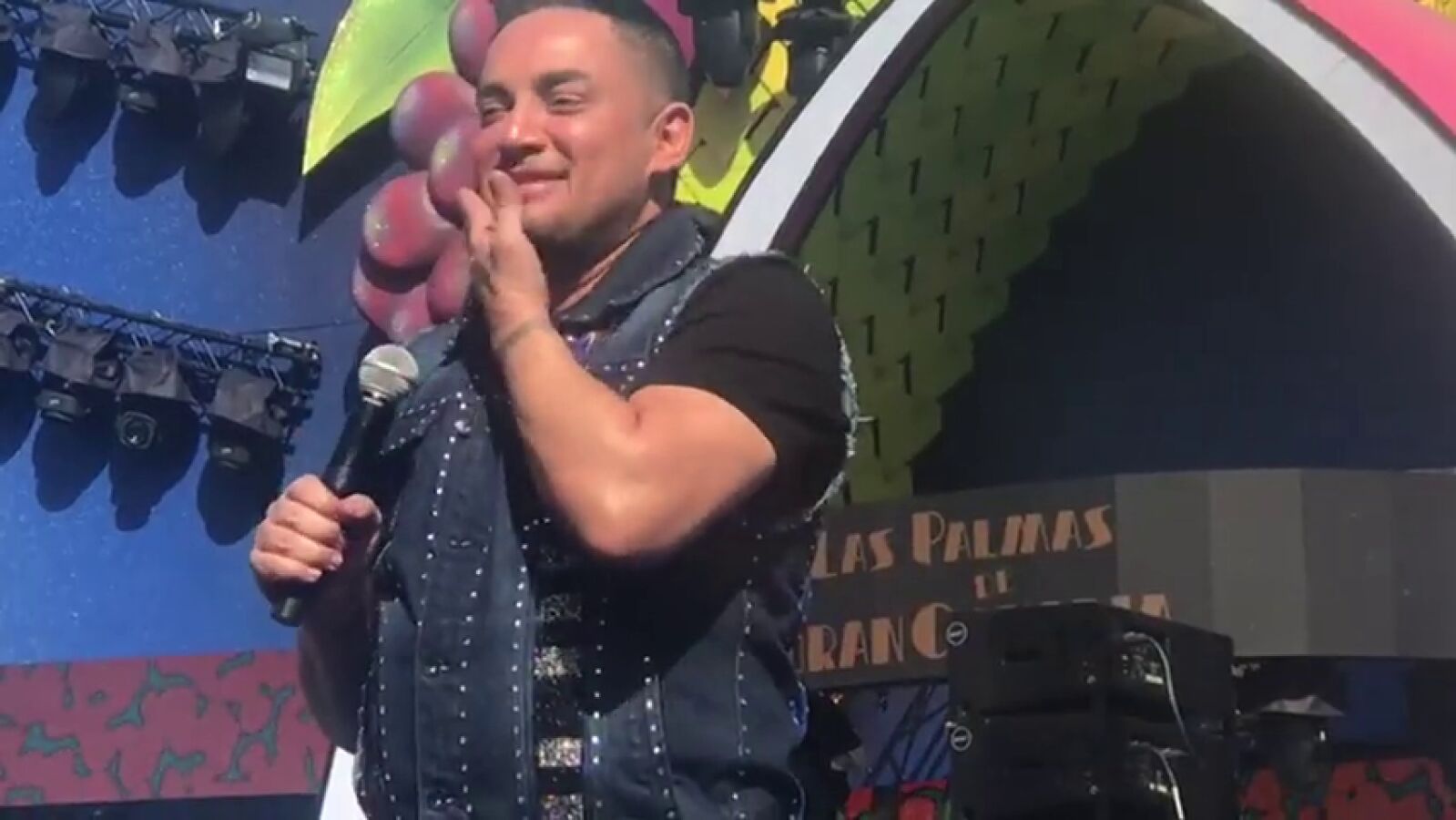 El cantante Manny Manuel, expulsado del Carnaval de Las Palmas de Gran Canaria por sus síntomas de embriaguez