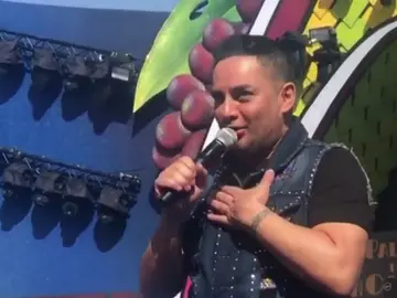 Echan del escenario a Manny Manuel tras un bochornoso espectáculo Echan del escenario a Manny Manuel tras un bochornoso espectáculo