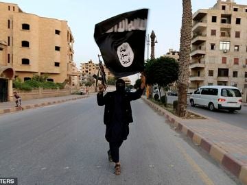 Un integrante del Estado Islámico exhibiendo la bandera