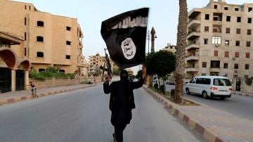 Un integrante del Estado Islámico exhibiendo la bandera