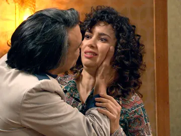 Jesús se mete demasiado en el papel de novio de Amelia Jesús se mete demasiado en el papel de novio de Amelia