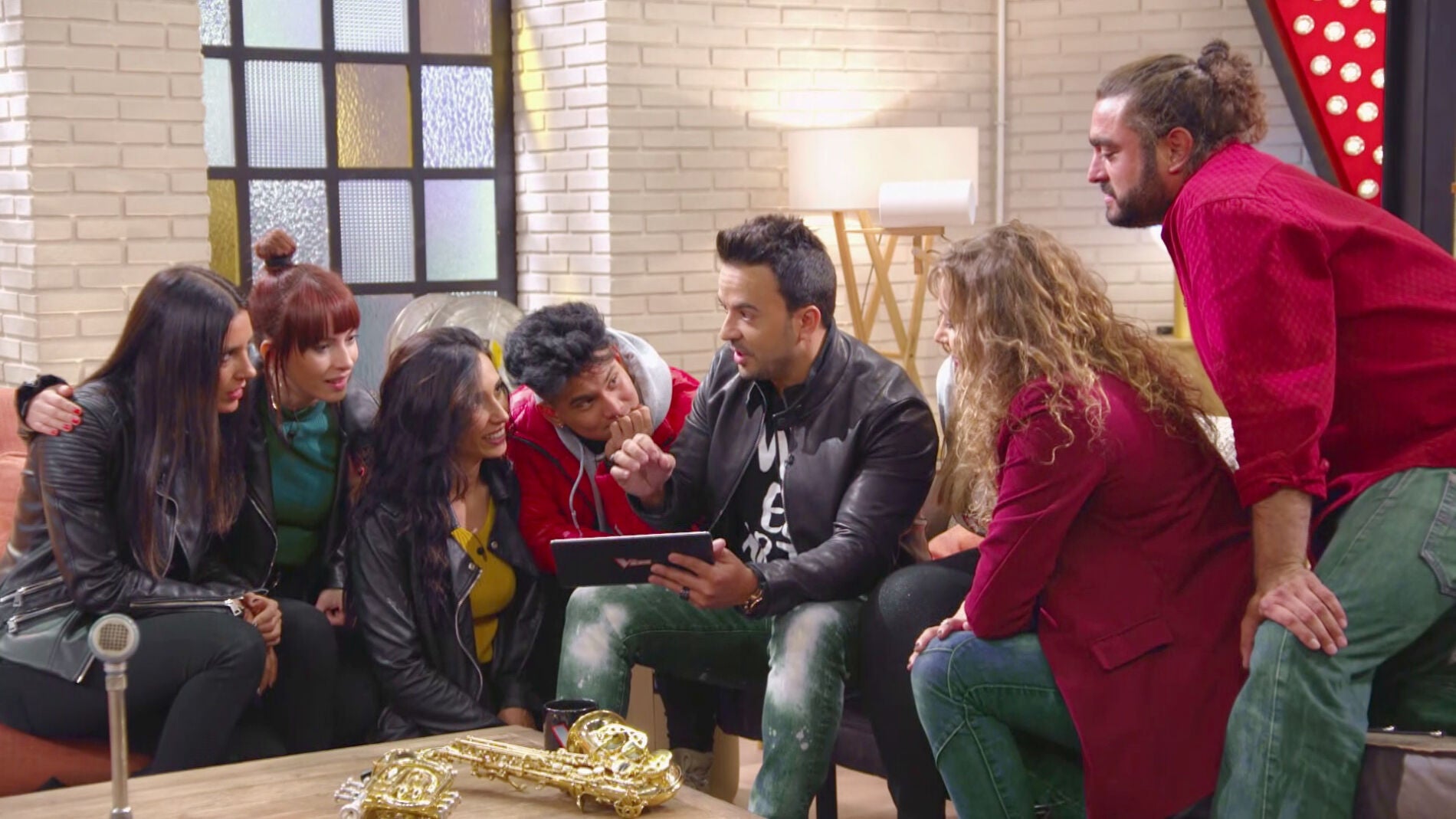 VIDEO: Luis Fonsi comparte con su equipo los entra&ntilde;ables v&iacute;deos de sus inicios en la m&uacute;sica 