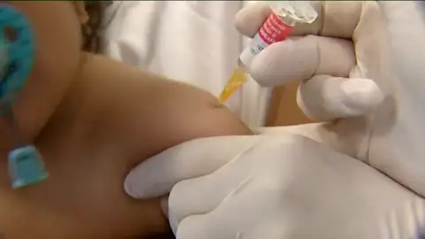 Un niño está siendo vacunado Un niño está siendo vacunado