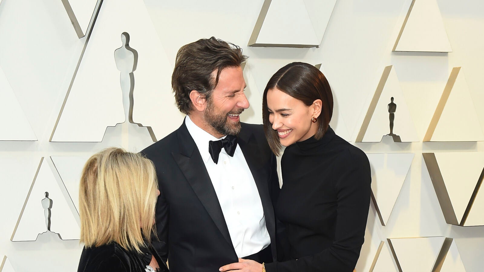 Bradley Cooper, sobre la alfombra roja de los Oscar con las dos mujeres de su vida 