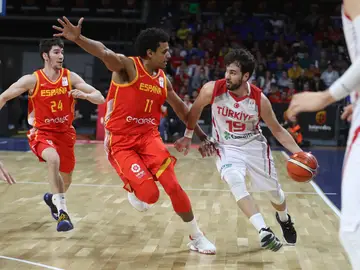 Sebas Saiz presiona al rival en el España vs Turquía Sebas Saiz presiona al rival en el España vs Turquía