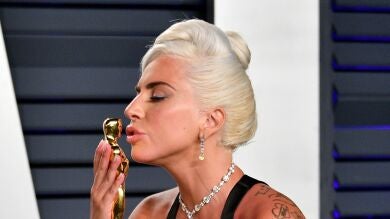 El brillante homenaje de Lady Gaga a Audrey Hepburn en 'Desayuno con diamantes' en los Oscar 2019
