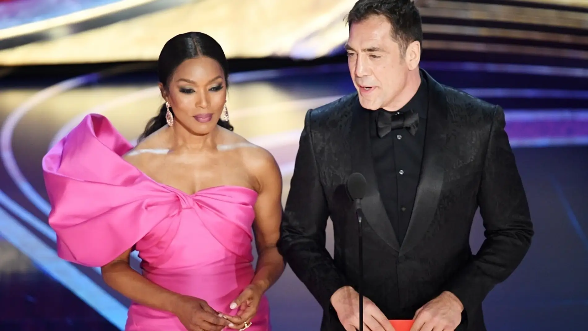 Angela Bassett y Javier Bardem en los Oscar 2019