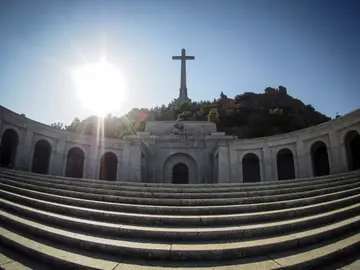 Vista de la fachada principal de la basílica del Valle de los Caídos Vista de la fachada principal de la basílica del Valle de los Caídos