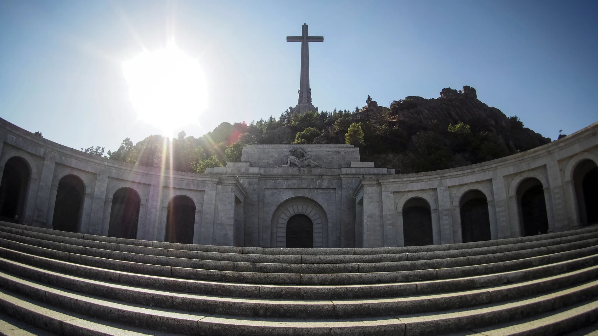 Vista de la fachada principal de la basílica del Valle de los Caídos Vista de la fachada principal de la basílica del Valle de los Caídos