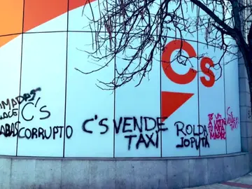 Pintadas insultantes en la sede de Ciudadanos Pintadas insultantes en la sede de Ciudadanos