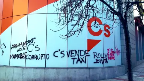 Pintadas insultantes en la sede de Ciudadanos Pintadas insultantes en la sede de Ciudadanos