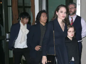 La hija de Angelina Jolie apuesta por las gafitas de moda La hija de Angelina Jolie apuesta por las gafitas de moda