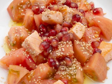 Ensalada de tomate, salmón y granada