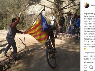 Carlos Coloma, con una estelada en la cara