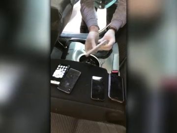 Decenas de móviles robados en el doble fondo del asiento de un coche