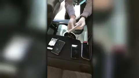 Decenas de móviles robados en el doble fondo del asiento de un coche Decenas de móviles robados en el doble fondo del asiento de un coche