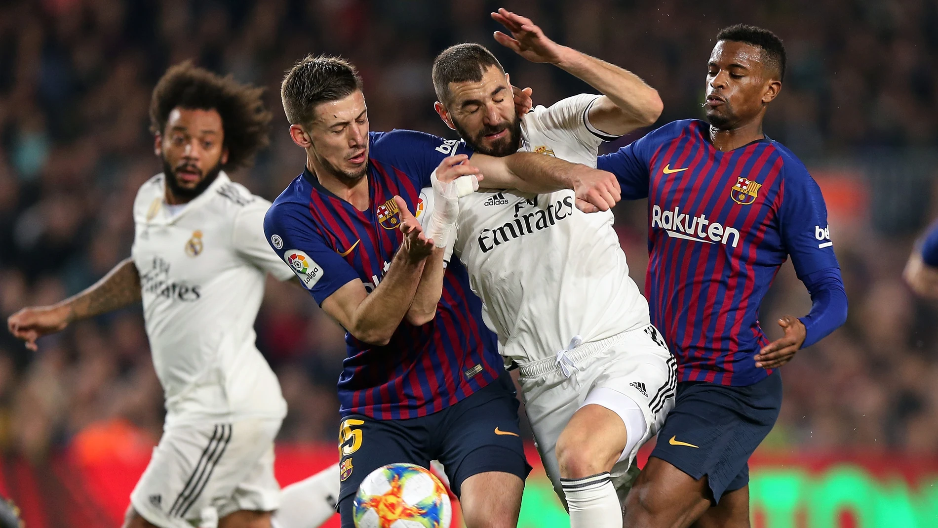 Momento de un Clásico entre Real Madrid y Barcelona Momento de un Clásico entre Real Madrid y Barcelona