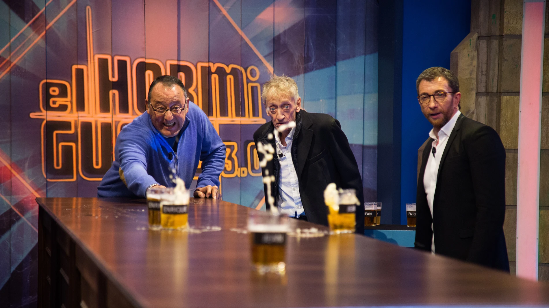 Duelo de puntería con cervezas entre Jean Reno, Enrique San Francisco y Pablo Motos en 'El Hormiguero 3.0'