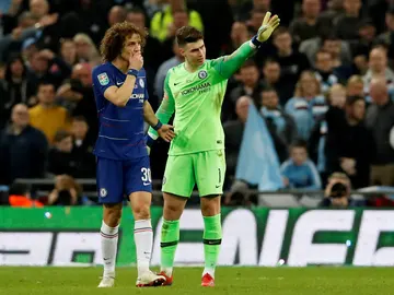 Kepa, junto a David Luiz en la final de la Carabao Cup Kepa, junto a David Luiz en la final de la Carabao Cup