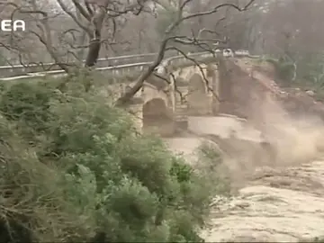 Las precipitaciones derrumban un puente emblemático en la isla griega de Creta Las precipitaciones derrumban un puente emblemático en la isla griega de Creta