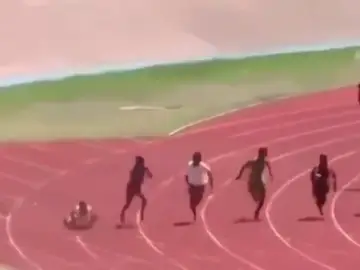 Se cae nada más empezar la carrera y su reacción deja alucinado a todo el mundo Se cae nada más empezar la carrera y su reacción deja alucinado a todo el mundo