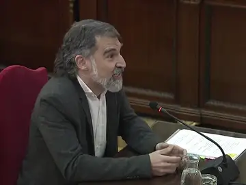 Jordi Cuixart se define como "activista social" en el juicio al 'procés': "El derecho a votar en Cataluña se gana votando" Jordi Cuixart se define como "activista social" en el juicio al 'procés': "El derecho a votar en Cataluña se gana votando"