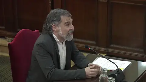 Jordi Cuixart se define como "activista social" en el juicio al 'procés': "El derecho a votar en Cataluña se gana votando" Jordi Cuixart se define como "activista social" en el juicio al 'procés': "El derecho a votar en Cataluña se gana votando"