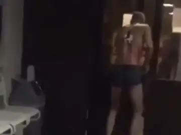 Un hombre con un cuchillo clavado en la espalda intenta salir del hospital para ir a fumar Un hombre con un cuchillo clavado en la espalda intenta salir del hospital para ir a fumar