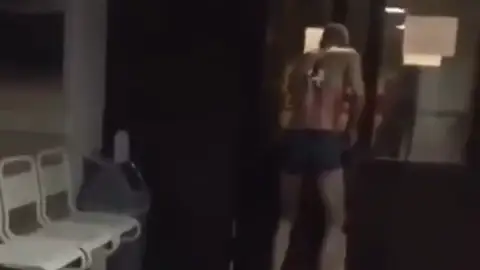 Un hombre con un cuchillo clavado en la espalda intenta salir del hospital para ir a fumar Un hombre con un cuchillo clavado en la espalda intenta salir del hospital para ir a fumar