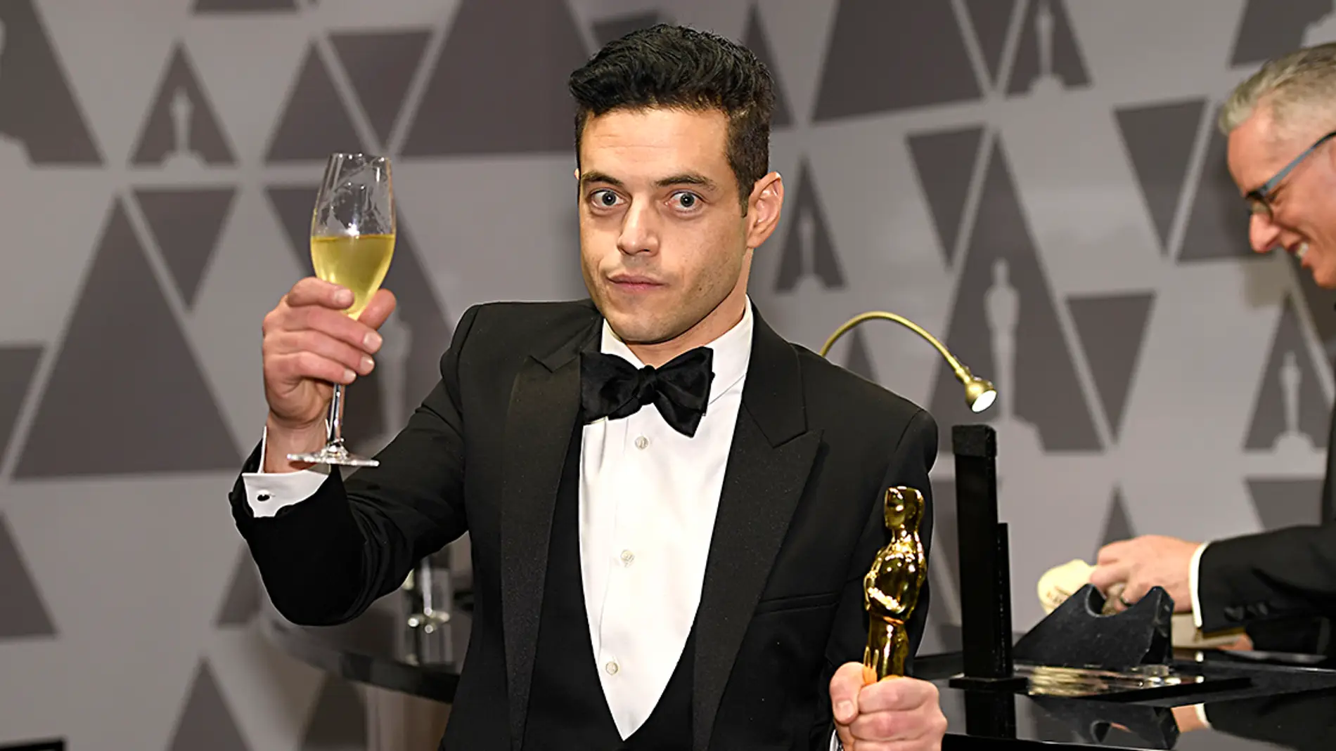 Rami Malek con su premio Oscar