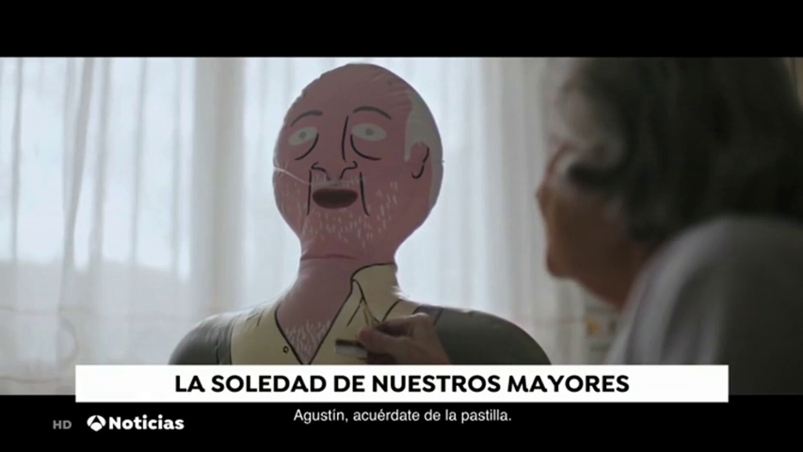 'Familias hinchables', la campaña viral que lucha contra la soledad de las personas mayores