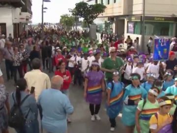Más de 500 niños celebran el Carnaval con tambor y batucada