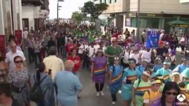 Más de 500 niños celebran el Carnaval con tambor y batucada