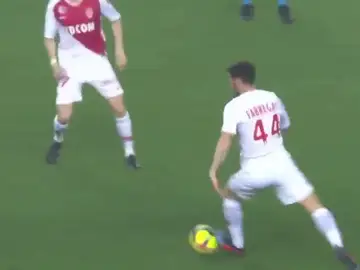 El pase pisada viral que Cesc Fábregas ha 'inventado' con el Mónaco El pase pisada viral que Cesc Fábregas ha 'inventado' con el Mónaco